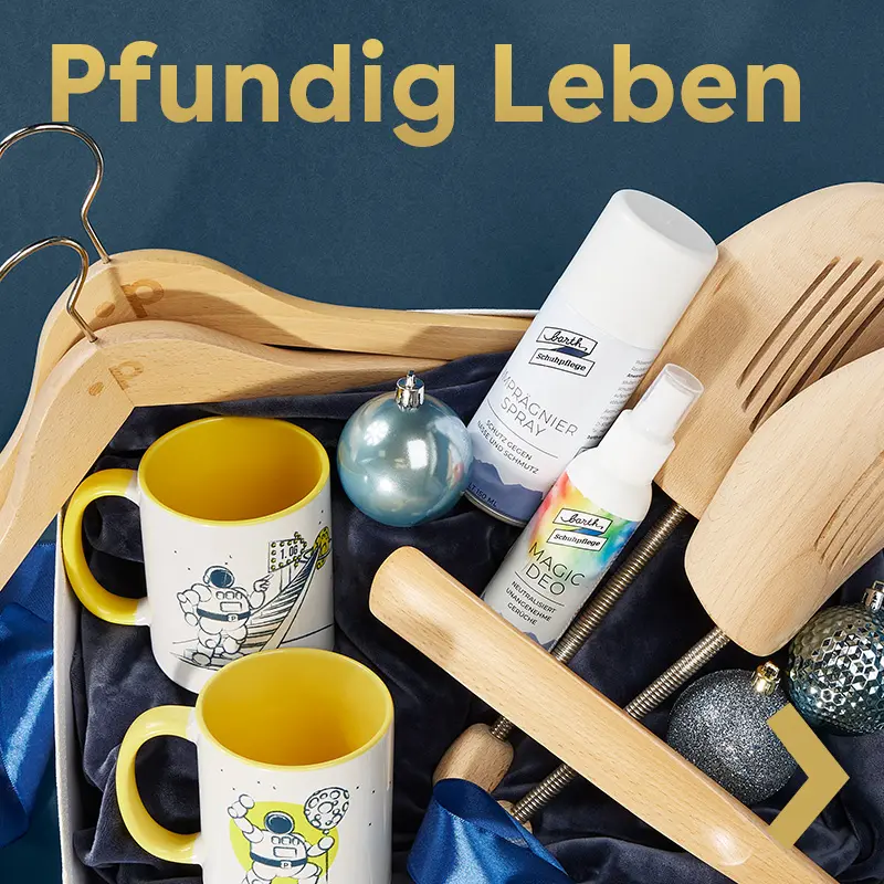 et aus Holzbügeln, Pflegeprodukten und zwei gelben Tassen in festlicher Deko.