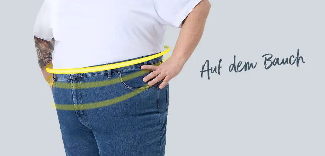 Seitliche Ansicht eines Mannes mit weißem T Shirt und blauer Jeans die auf dem Bauch getragen wird. Eine gelbe Markierung zeigt die Höhe des Hosenbundes.