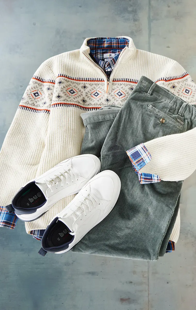 Legerer Look mit Strick, Cordhose und Sneakern in Naturtönen für große Männer
