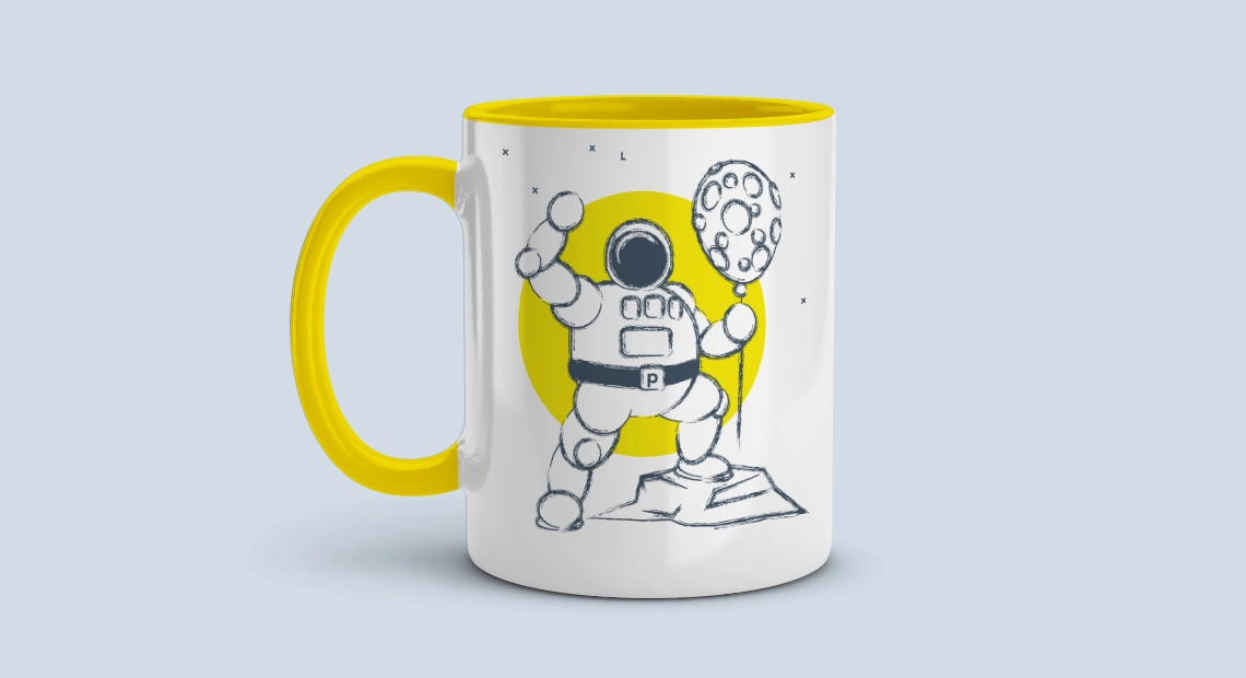 Weiße Sammeltasse mit gelbem Henkel und Innenfläche: Ein Astronaut steht auf einem kleinen Hügel und hält eine Flagge mit einem Käse-Mond-Motiv. Im Hintergrund ein gelber Kreis und kleine Sterne.