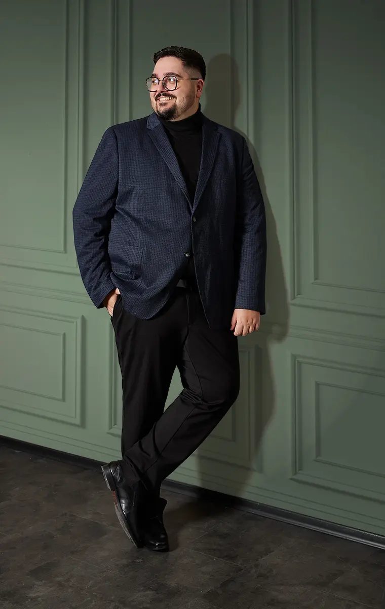 Mann in großen Größen trägt ein navy Sakko mit Rollkragen für einen weihnachtlichen schicken Look