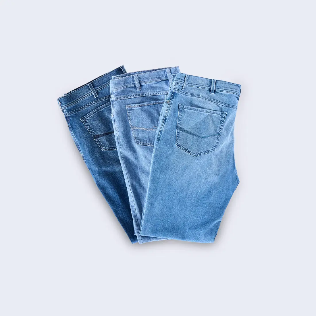 Gefaltete Herren-Jeans in verschiedenen Blautönen für starke Männer in großen Größen