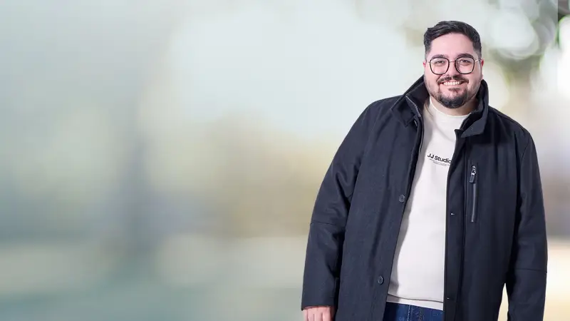 Mann mit schwarzem Mantel in großer Größe