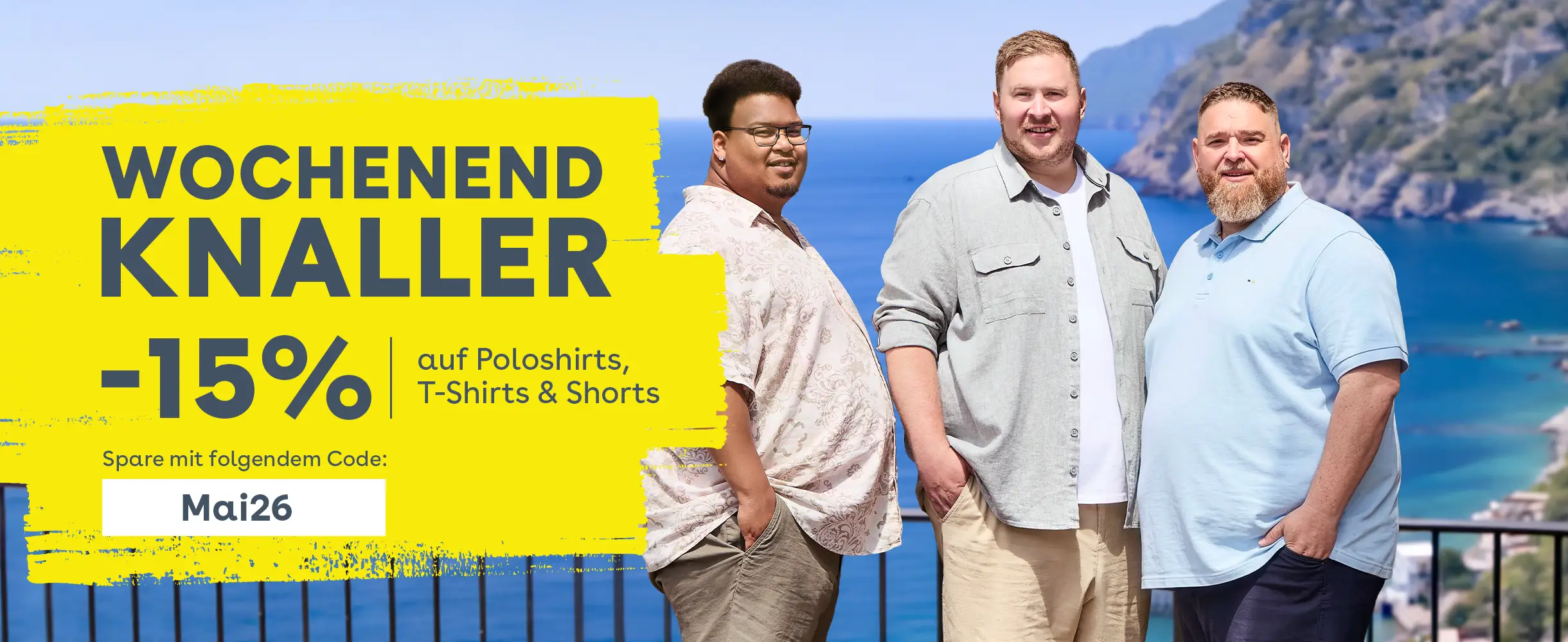 Drei starke Männer in Sommermode am Meer mit Wochenend-Knaller Aktion und 15 Prozent Rabatt auf Poloshirts, T-Shirts und Shorts
