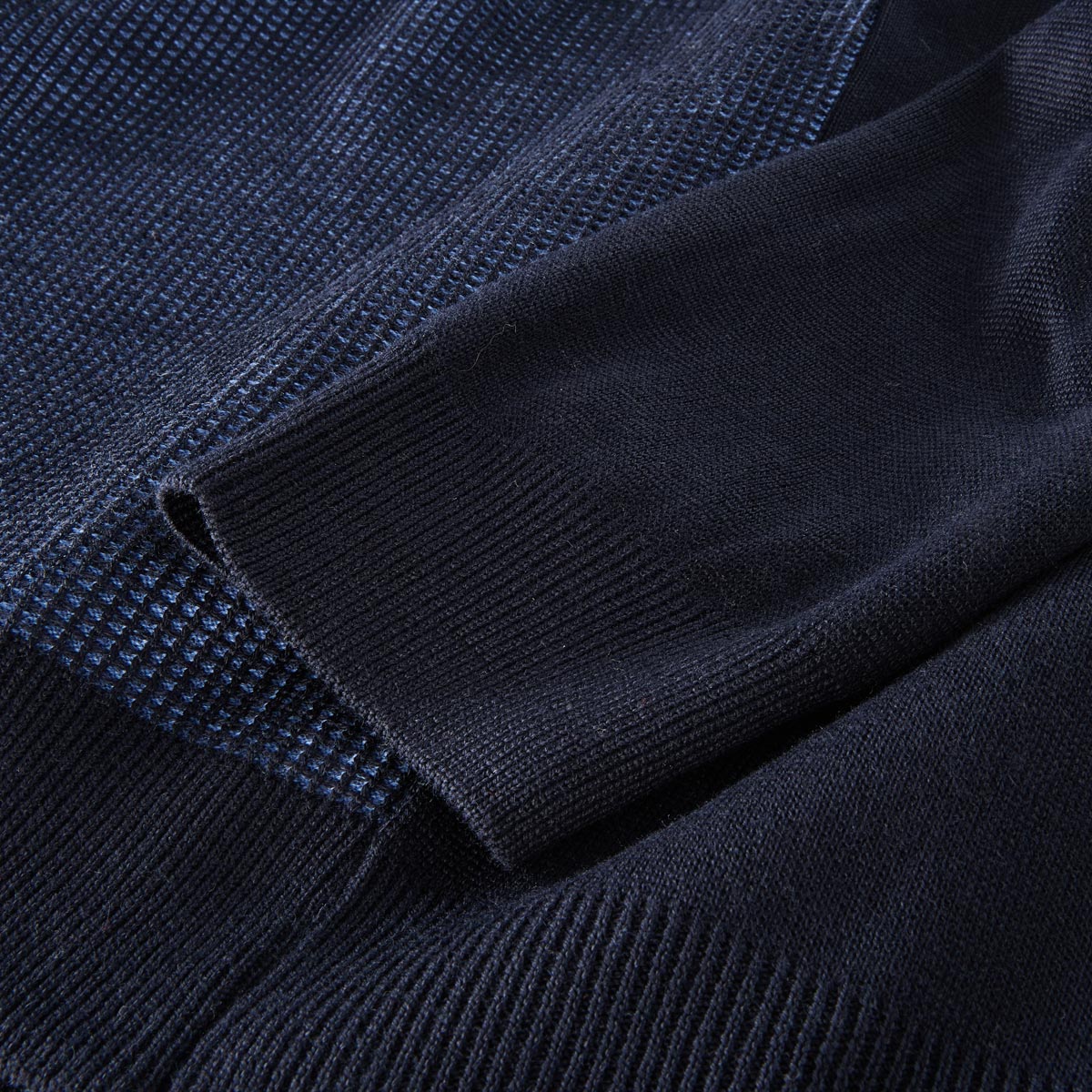 Hajo Troyer mit Strukturmuster marine