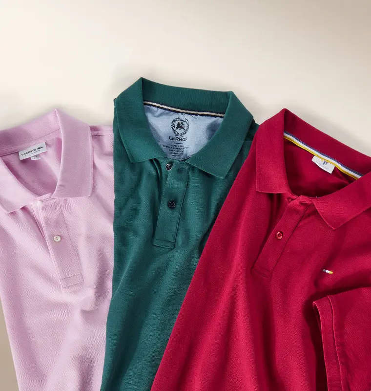 Drei Poloshirts in Rosa, Grün und Rot nebeneinander