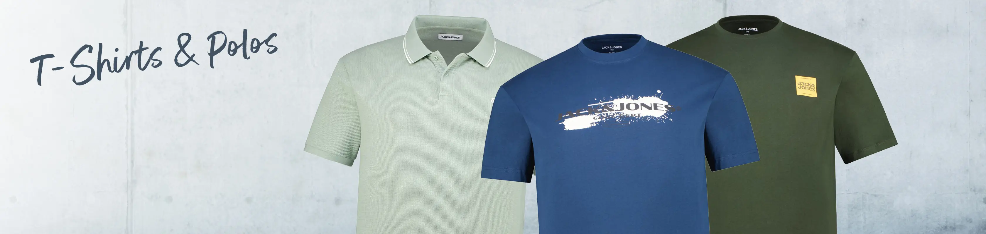 Drei Jack & Jones Oberteile in Übergröße: grünes Poloshirt, blaues Printshirt und olivgrünes T-Shirt mit Logo – perfekt für Alltag und Freizeit.