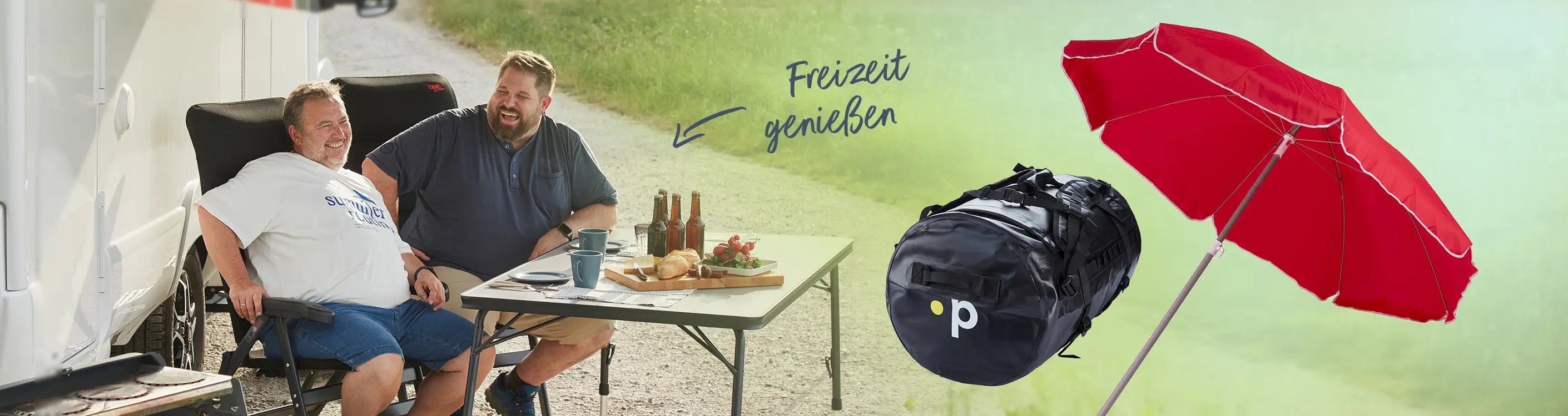 Zwei Männer genießen entspannt ihre Freizeit beim Camping, mit Pfundskerl-Taschen und Sonnenschirm in XXL