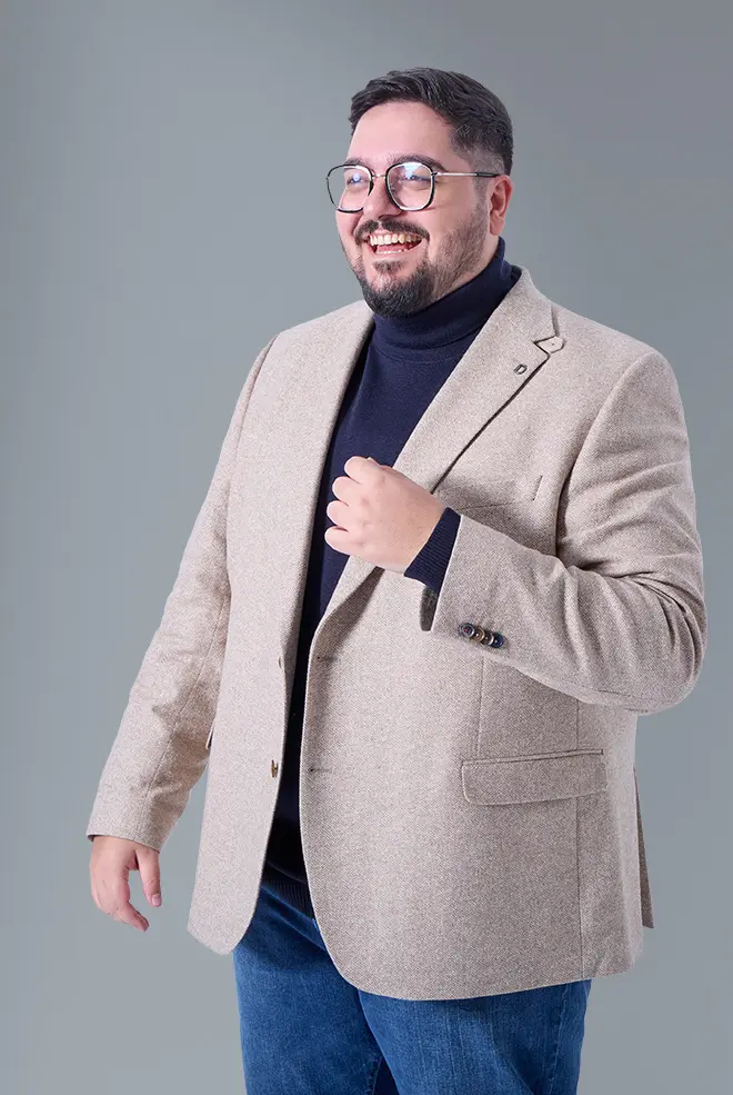 Modebewusst unterwegs - unser Model in großen Größen mit hellem Sakko und dunkelblauem Rolli