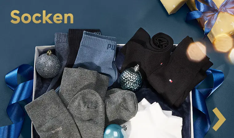 Geschenkbox mit verschiedenen Herrensocken und Weihnachtskugeln
