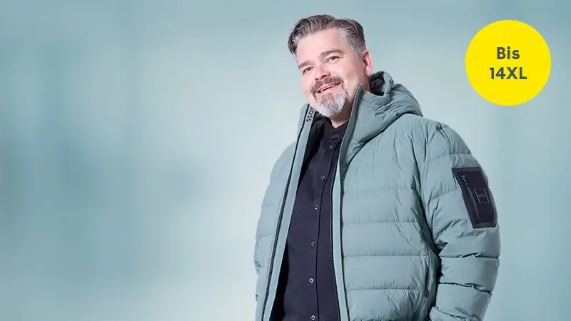 Grüne Steppjacke in Übergröße bis 14XL, kombiniert mit schwarzem Hemd.