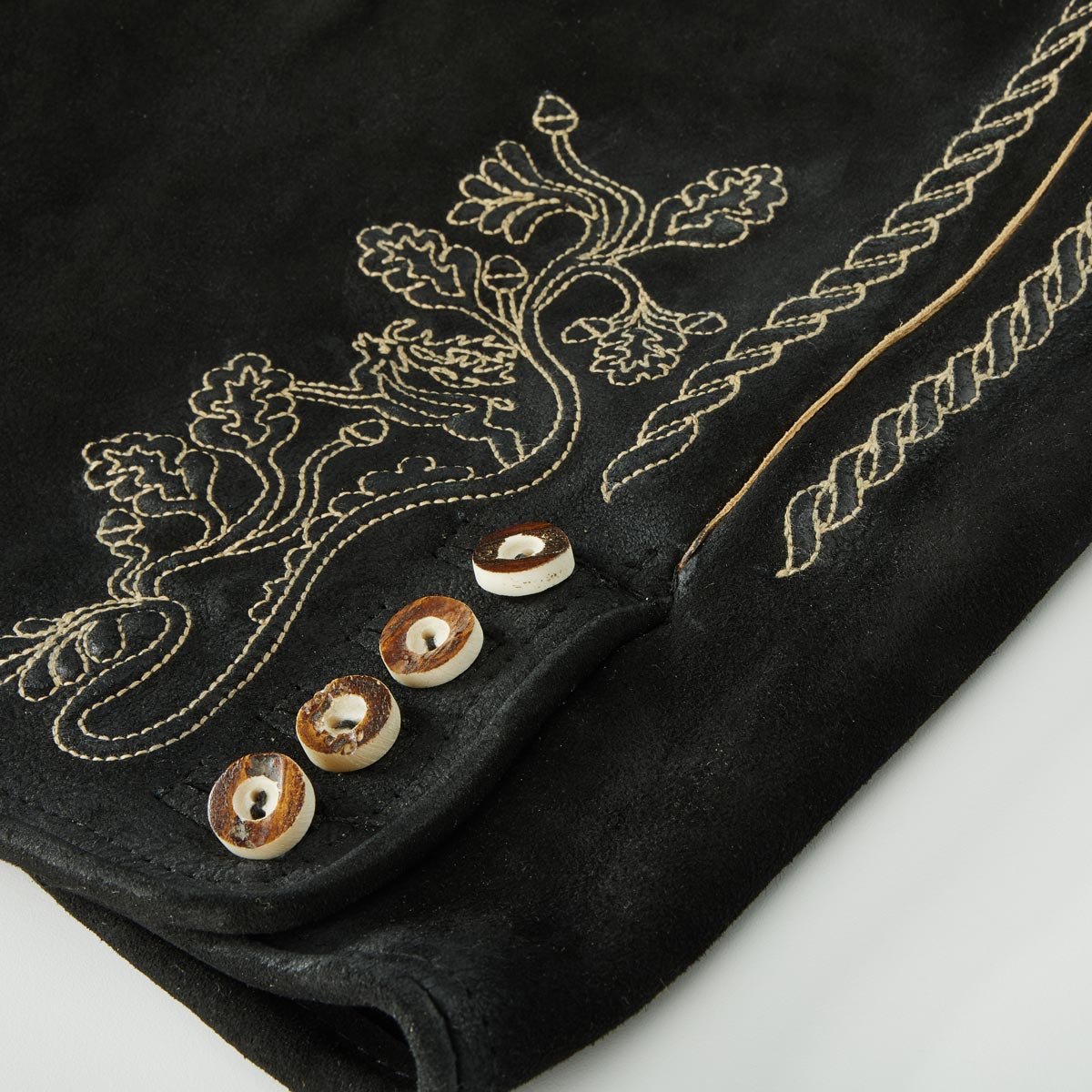 Pfundskerl Kurze Lederhose mit Stickereien und Gürtel schwarz