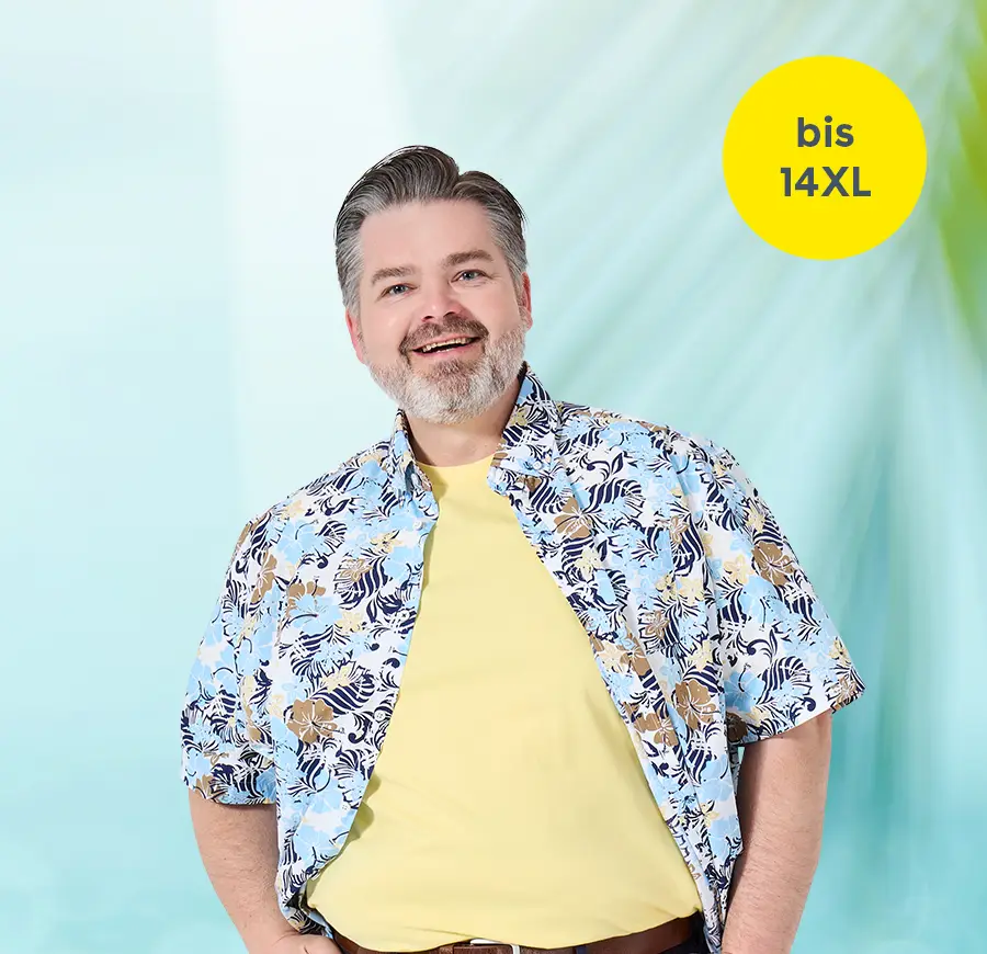 Herr mit Hawaiihemd und gelbem Shirt – Mode für große Größen