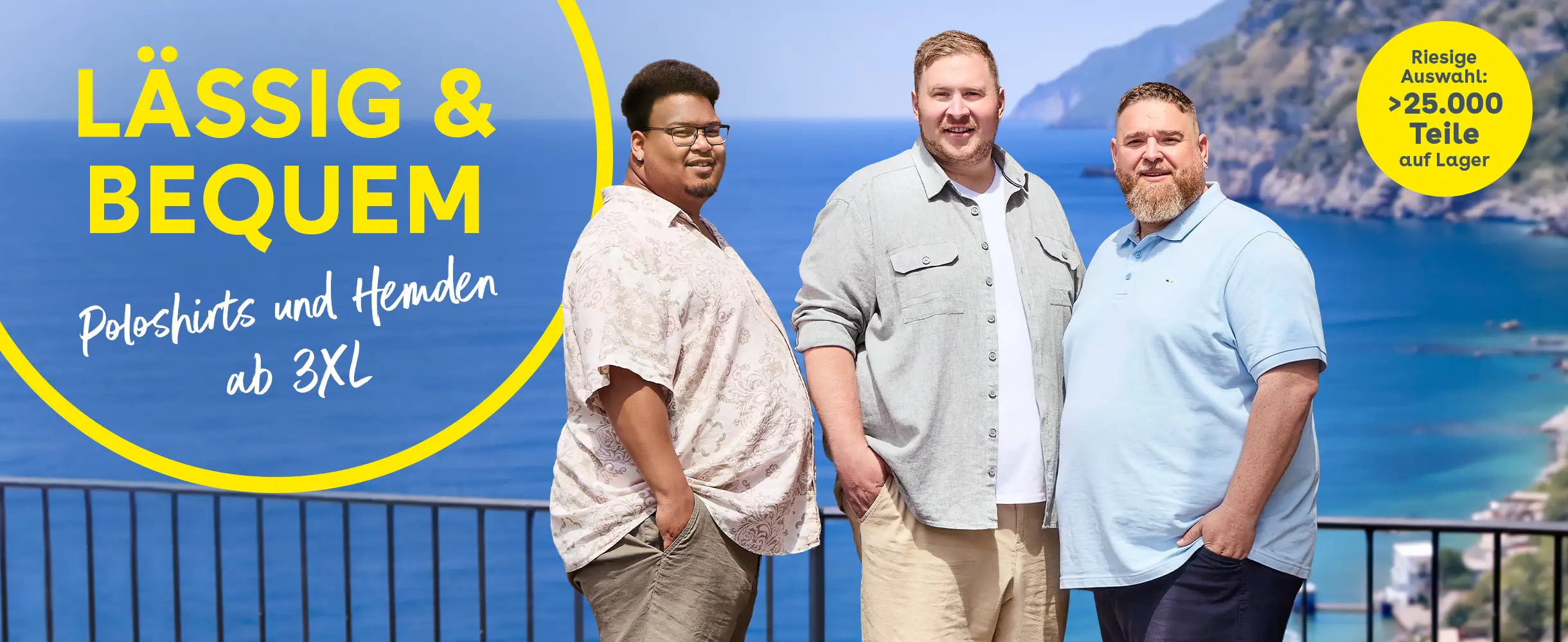 Drei starke Männer in sommerlichen Poloshirts und Hemden vor Meerblick, Herrenmode in großen Größen ab 3XL