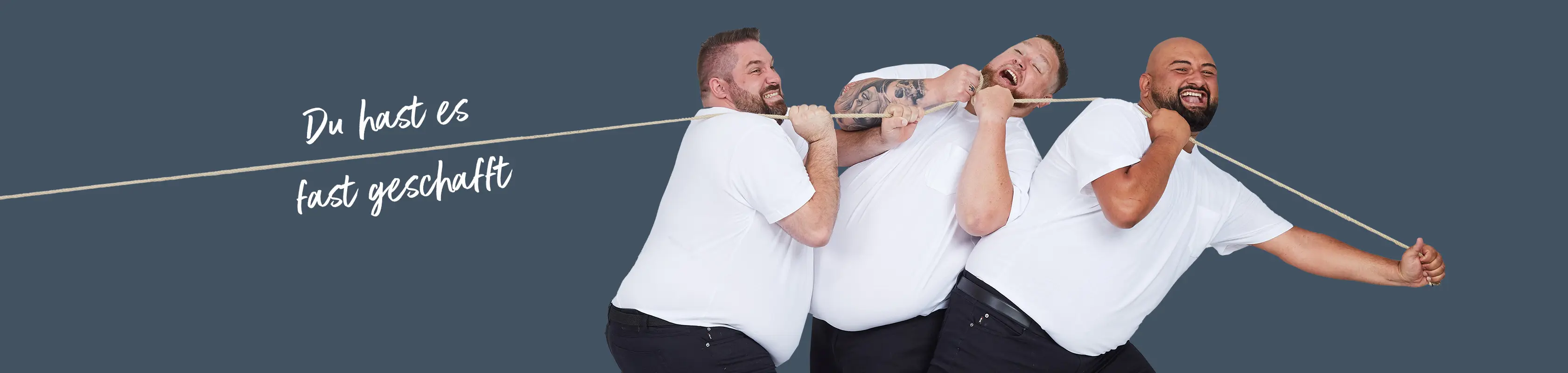Drei Männer im T-Shirt ziehen gemeinsam an einem Seil – humorvoller Hinweis auf den letzten Anmeldeschritt