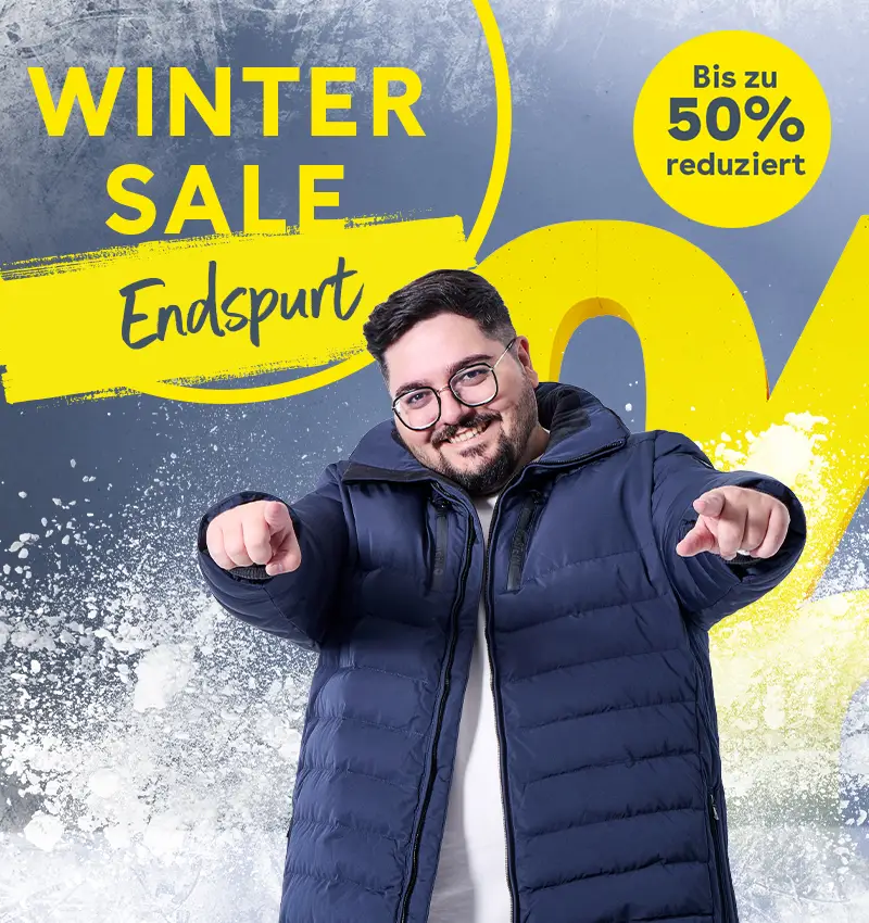 Starker Mann in blauer Winterjacke zeigt auf den Betrachter, Winter Sale Endspurt bei Pfundskerl mit bis zu 50 Prozent Rabatt auf Herrenmode in großen Größen