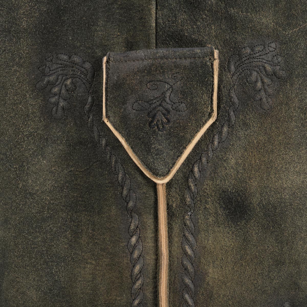 Maddox Kurze Lederhose mit Stickereien und Gürtel grau