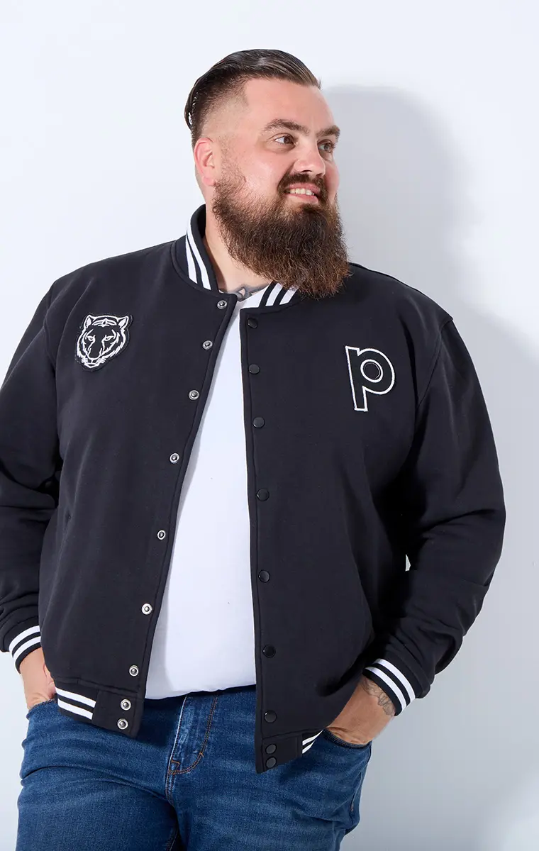 Mann trägt Outdoorjacke in XXL – wetterfest, bequem und stilvoll für starke Typen