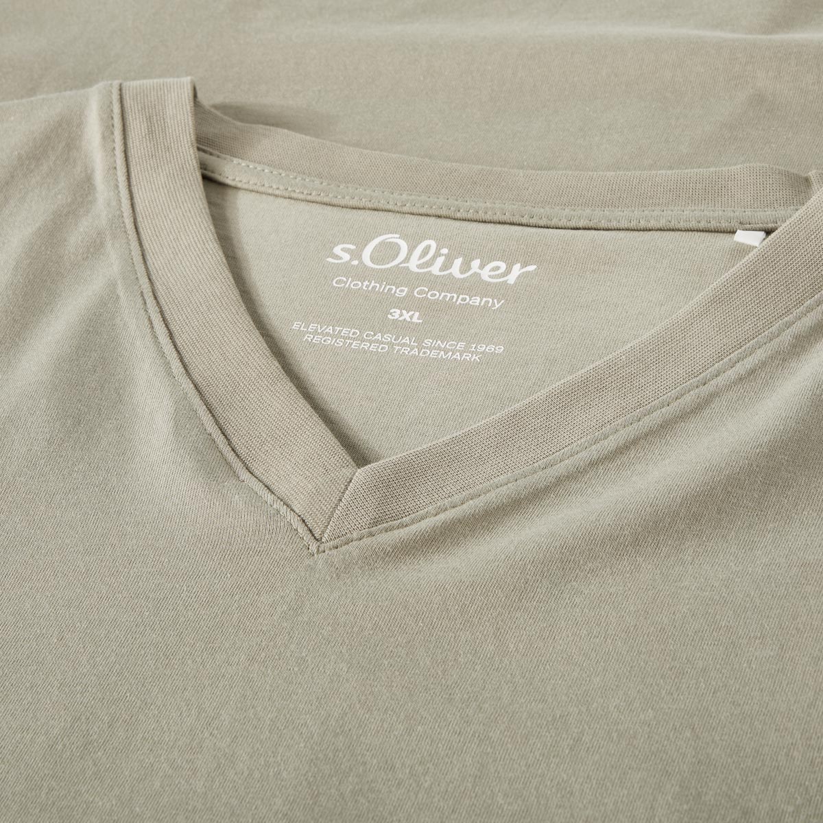 s.Oliver Basic-T-Shirt mit V-Ausschnitt Farbe grün Größe: 6XL günstig online kaufen