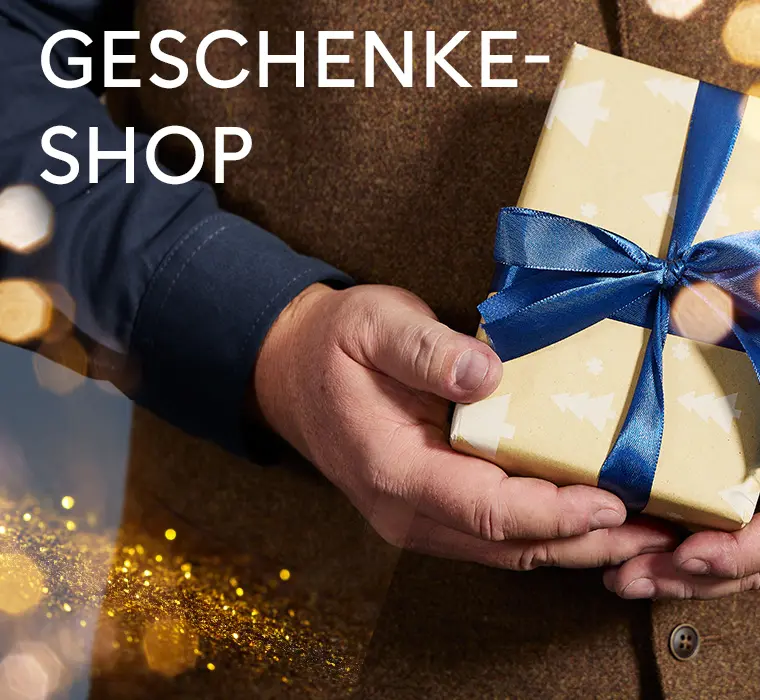 Ein Mann in großen Größen hält ein Geschenk mit blauer Schleife als Hinweis auf den Geschenkeshop