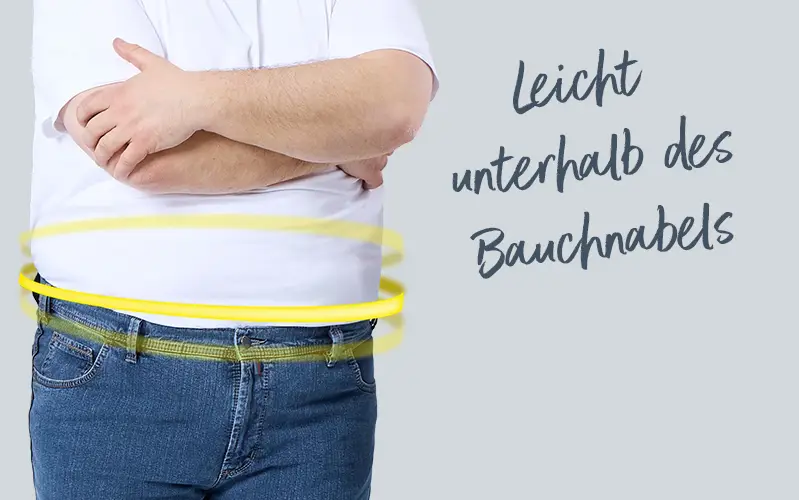 Mann mit weißem T Shirt und Jeans in Seitenansicht. Gelbe Markierung zeigt den Bund leicht unterhalb des Bauchnabels.