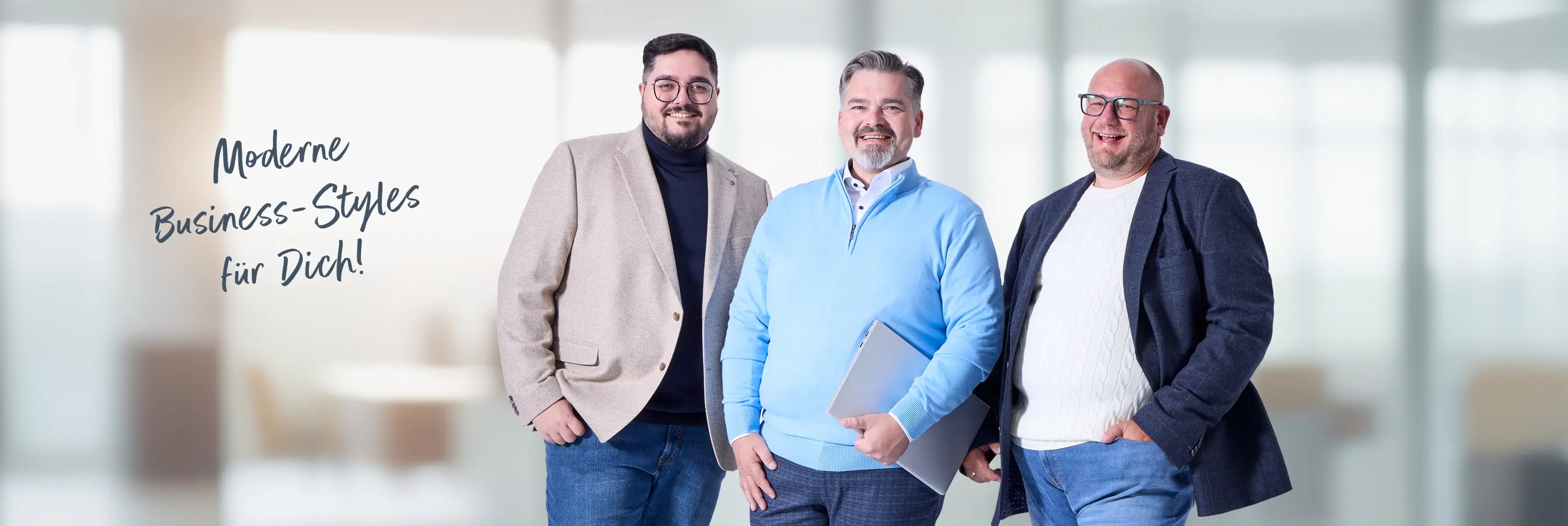 Drei Männer in modernen Business-Outfits für große Größen in heller Büro-Kulisse