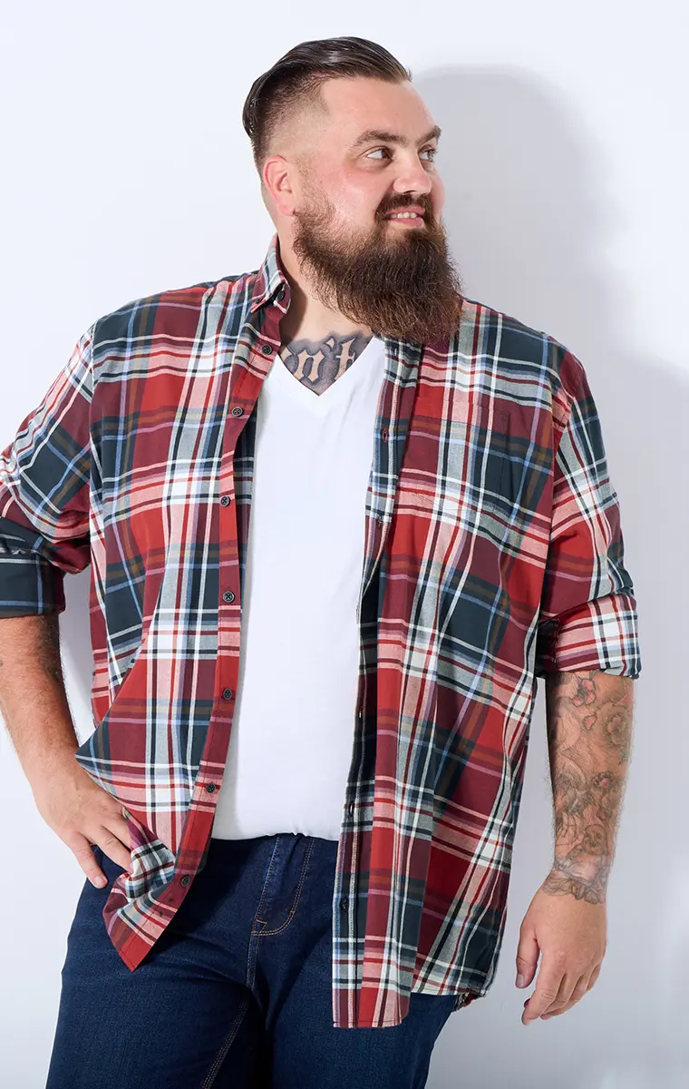 Mann trägt kariertes Freizeithemd in XXL – entspannt, modern und bequem, ideal für Alltag und Freizeit