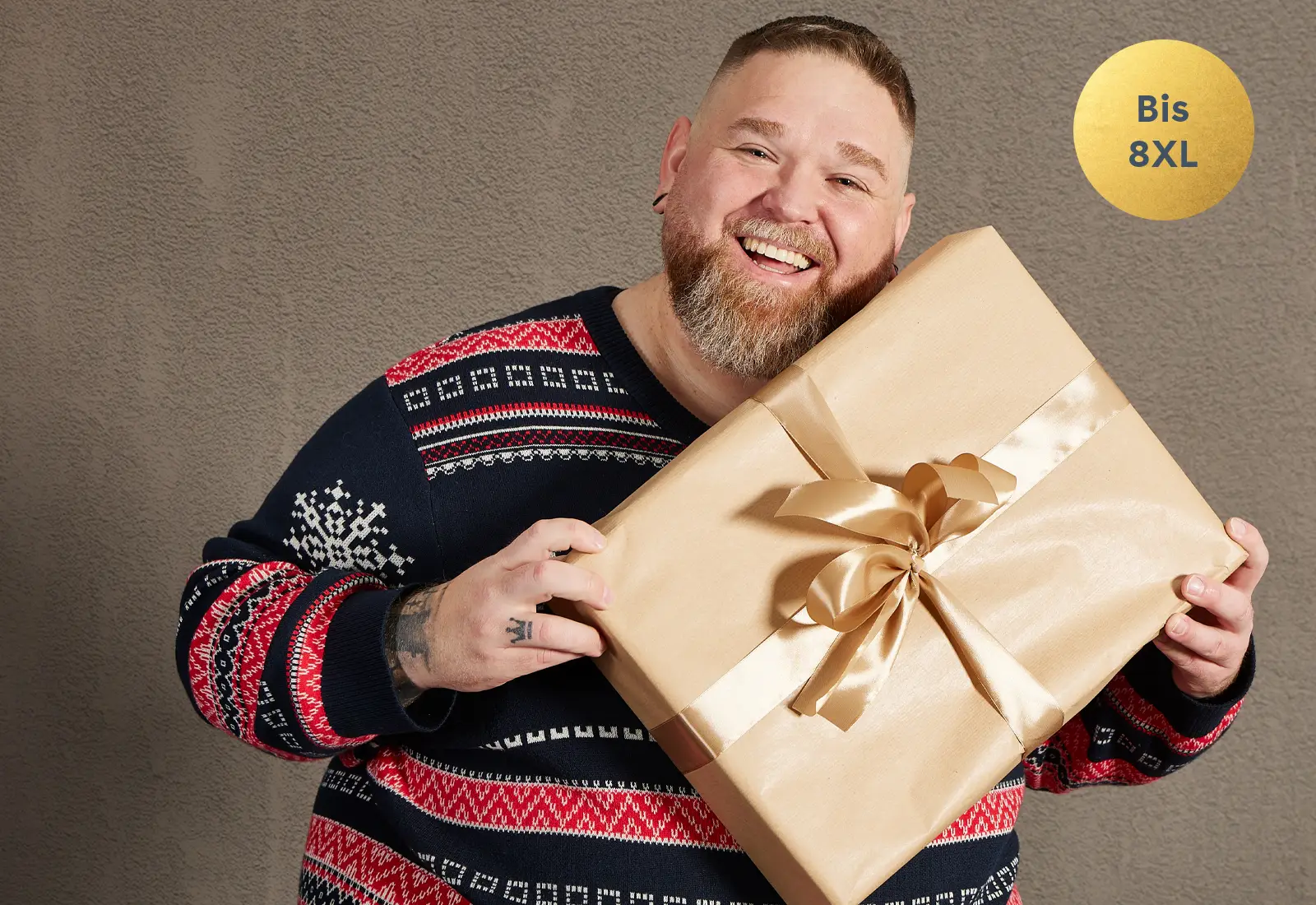 Mann im Weihnachtspullover mit Rentiermotiv – kuscheliger Strick in XXL für gute Laune an den Feiertagen