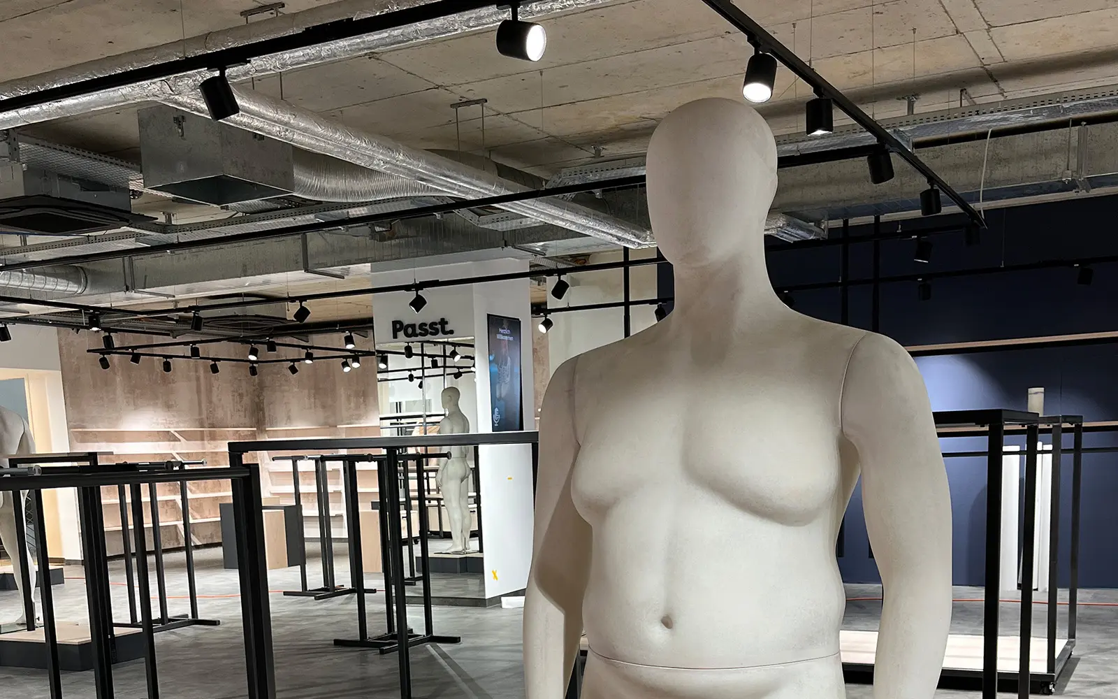 Blick in den sich im Umbau befindlichen Pfundskerl-Store mit Schaufensterpuppe und leeren Kleiderständern im Vordergrund