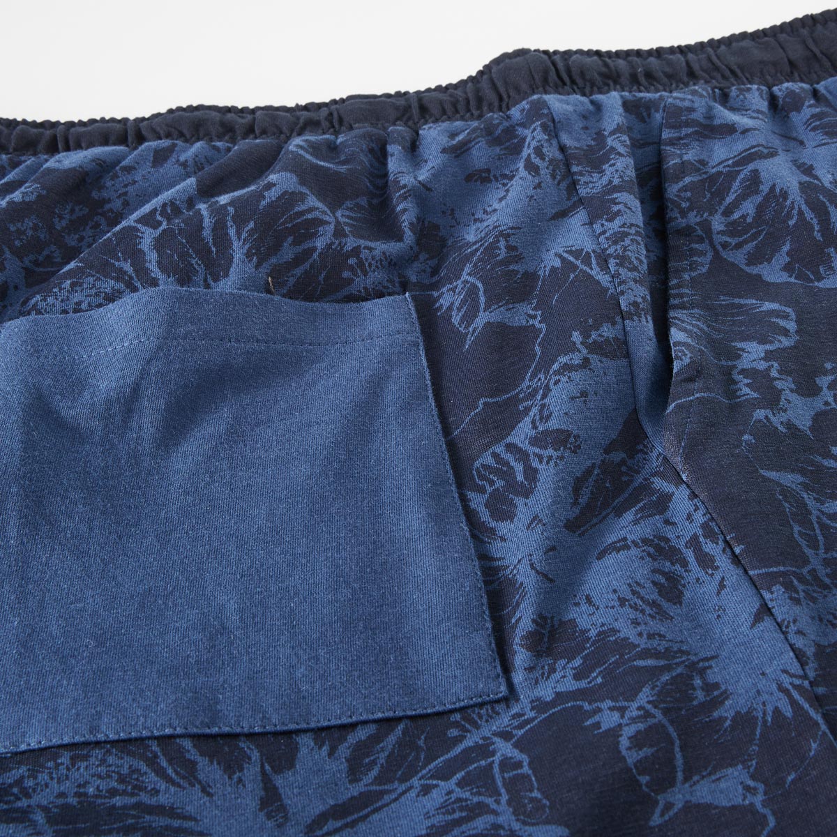ADAMO Kurze Jogginghose mit Allover-Print dunkelblau