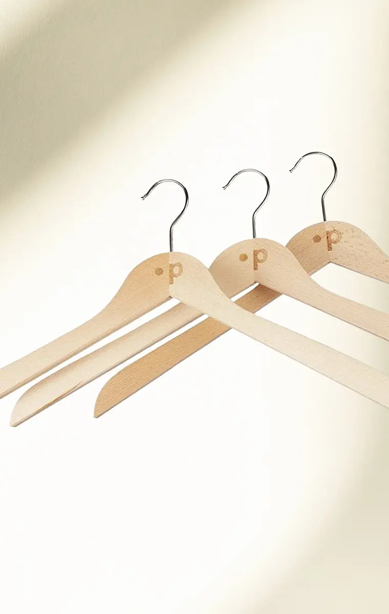 Drei große Kleiderbügel aus Holz mit Pfundskerl-Branding – ideal für schwere Kleidung
