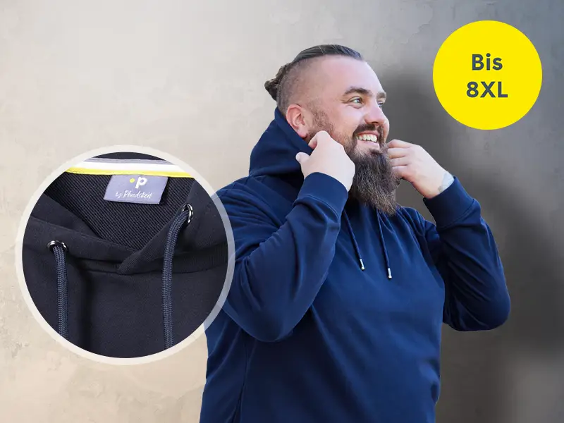 Starker Mann trägt dunkelblauen Hoodie in großen Größen bis 8XL mit lässigem Look und hohem Tragekomfort.