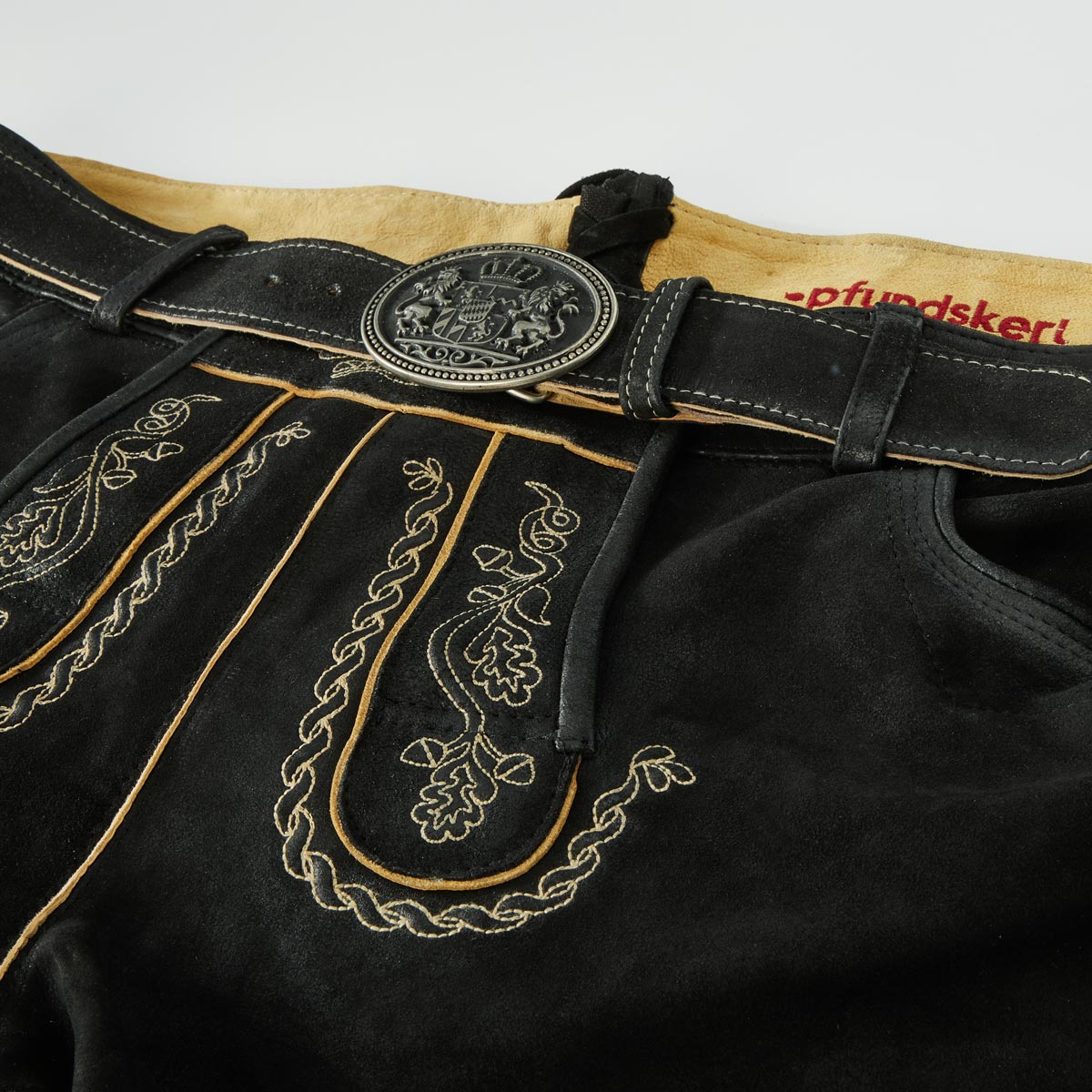 Pfundskerl Kurze Lederhose mit Stickereien und Gürtel schwarz