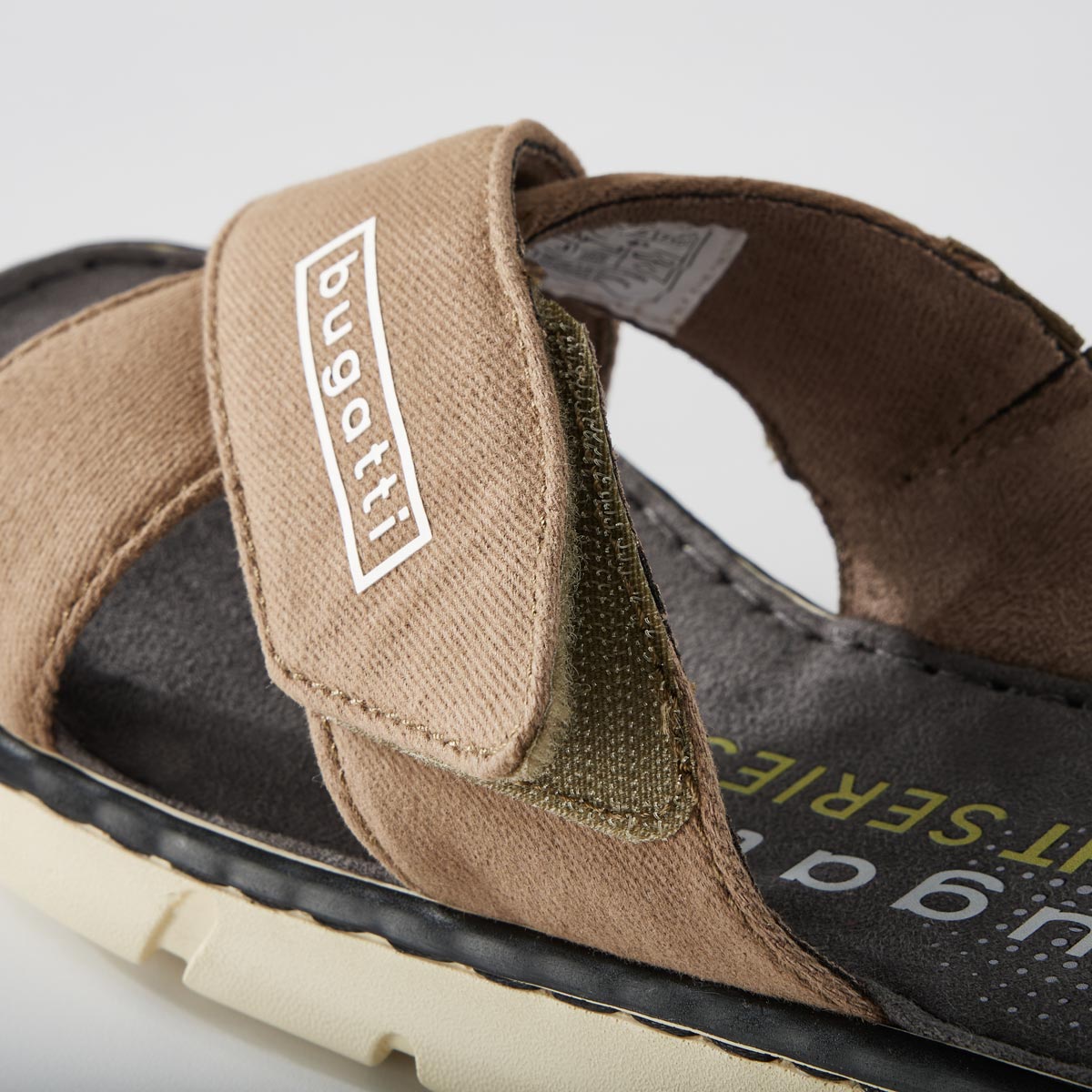 bugatti Sandalen aus Materialmix, leicht oliv