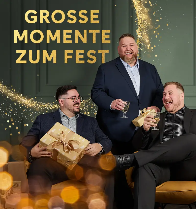 Drei Männer mit Geschenken in festlicher Mode in großen Größen – Weihnachtsstimmung und pfundige Outfits für das Fest