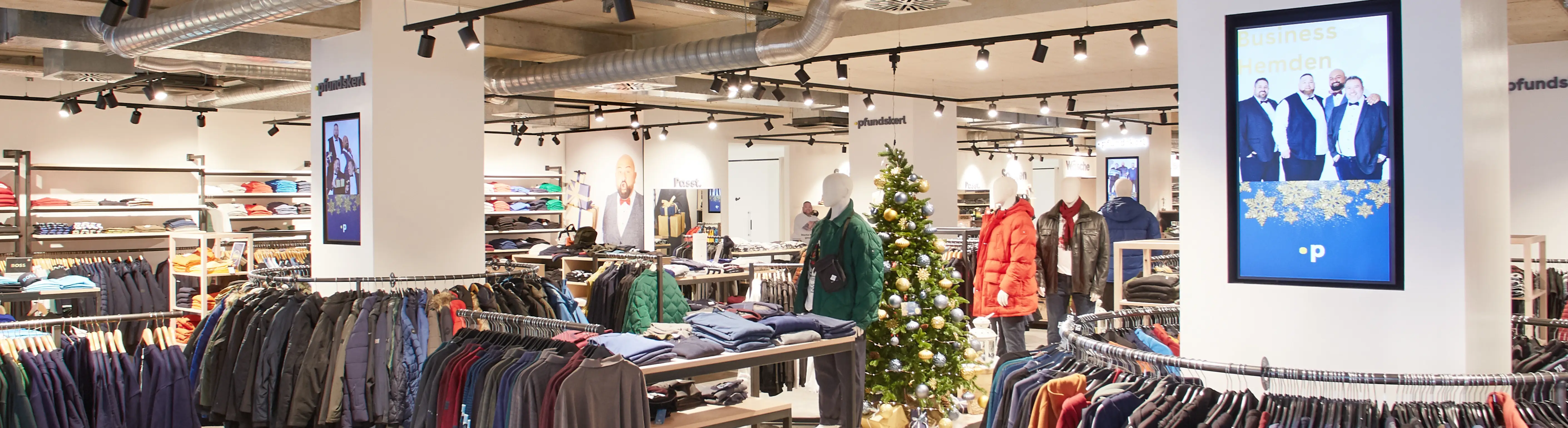 Weitläufiger Store mit saisonaler Kleidung und kundenfreundlichem Layout