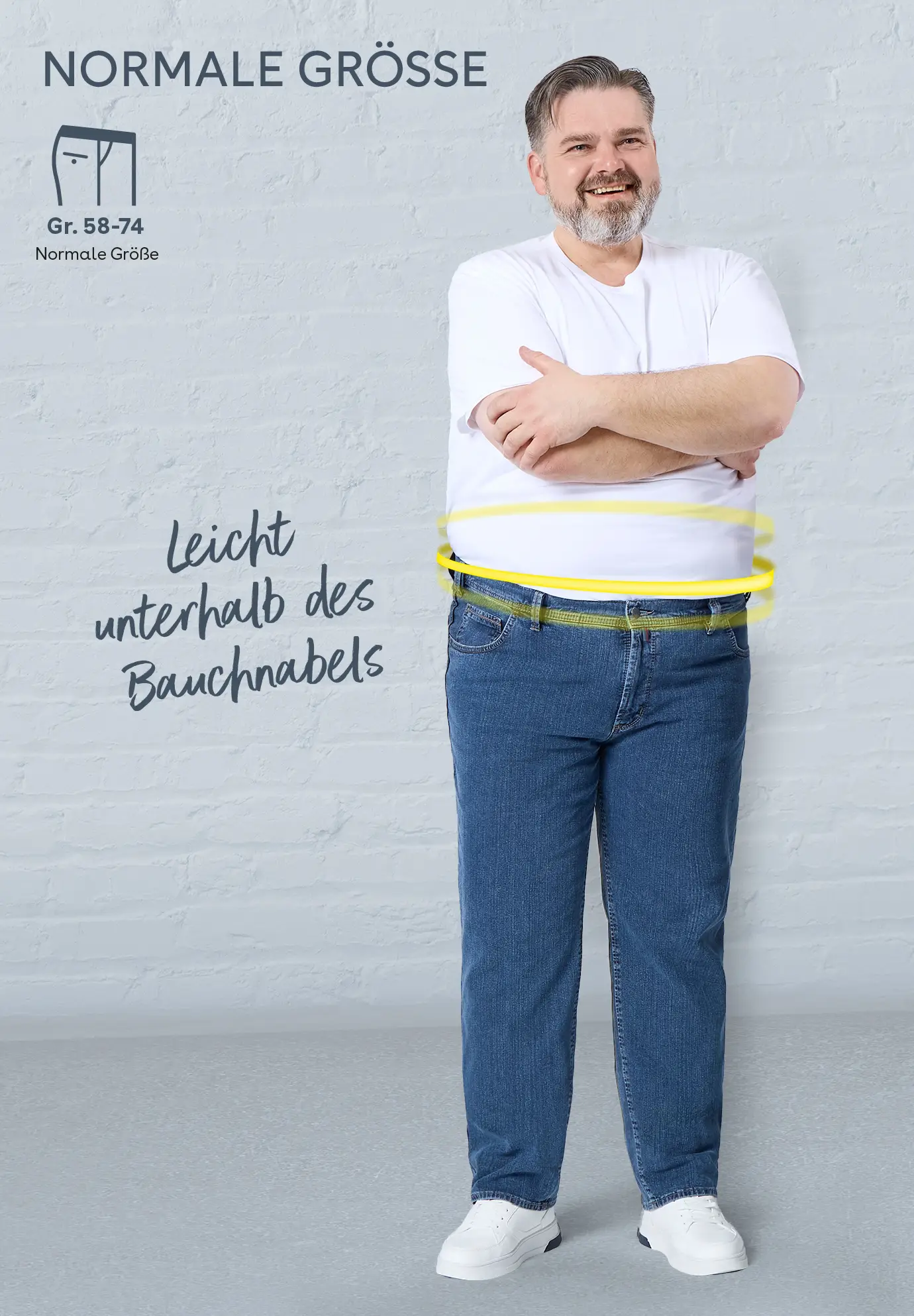 Mann trägt Jeans in normaler Größe – Bund sitzt leicht unter dem Bauchnabel