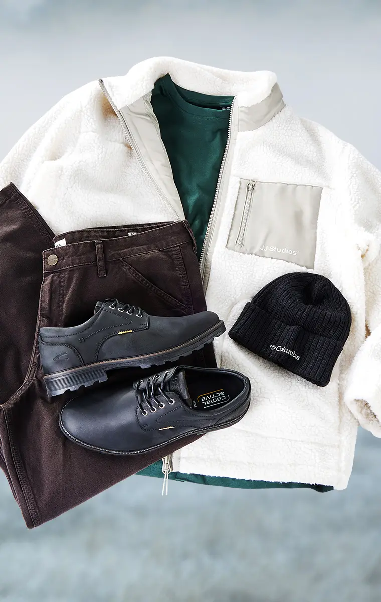 Lässiger Freizeitlook mit kuscheliger Teddy-Optik, dunkler Hose, Beanie und sportlichem Schuh – funktional und urban zugleich