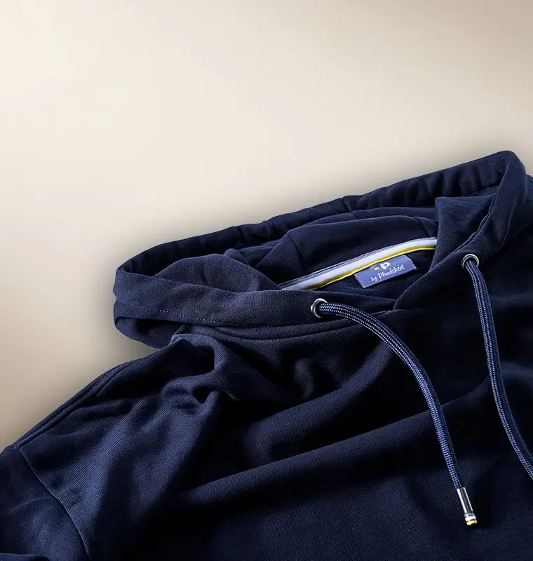 Dunkelblauer Hoodie mit Kordel und sichtbarem Markenlabel