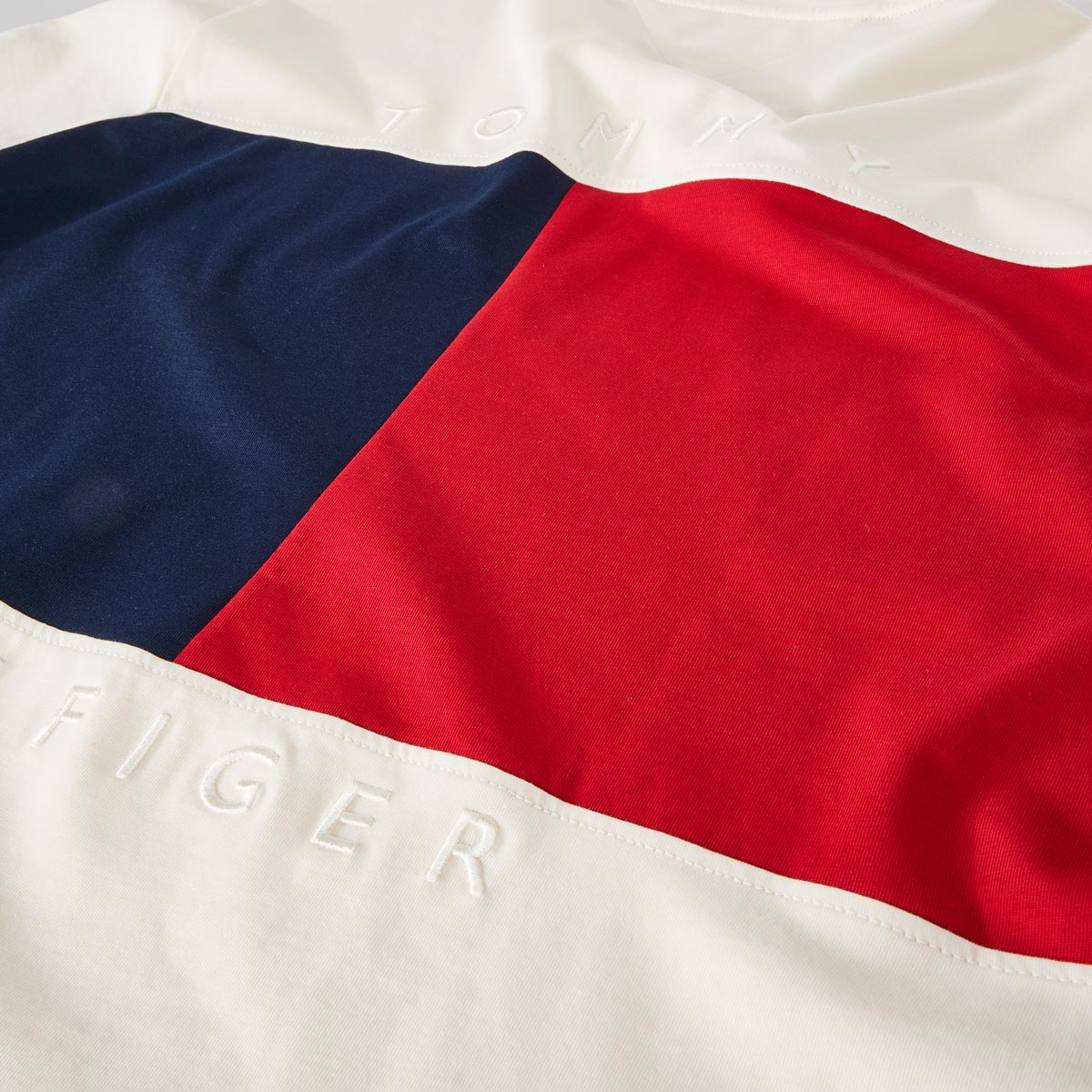 Tommy Hilfiger T-Shirt mit Label-Stickerei cremeweiß
