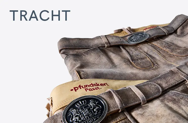 Detailansicht einer Lederhose mit Pfundskerl-Schriftzug – traditionelle Tracht in großen Größen