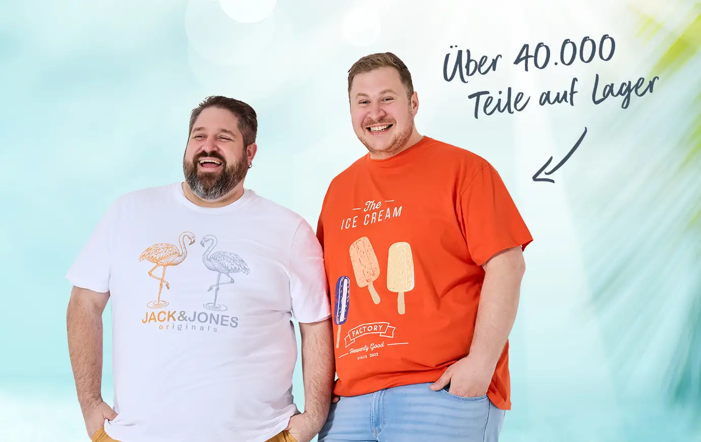 Zwei Männer in bunten T-Shirts für den Sommer – XXL-Mode mit über 40.000 Teilen auf Lager bei Pfundskerl