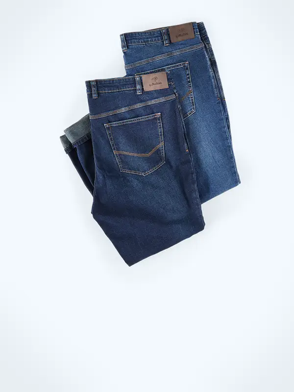 Zwei dunkelblaue Herrenjeans in großen Größen mit sichtbaren Gesäßtaschen und Denim-Details