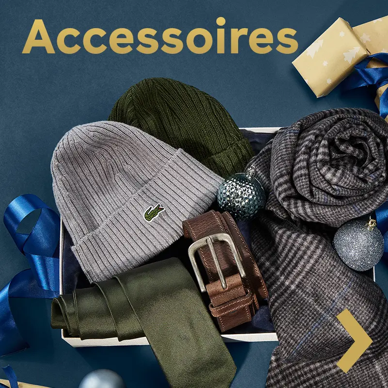 Winteraccessoires wie Mützen, Gürtel und Schals in einer Box mit festlicher Deko.