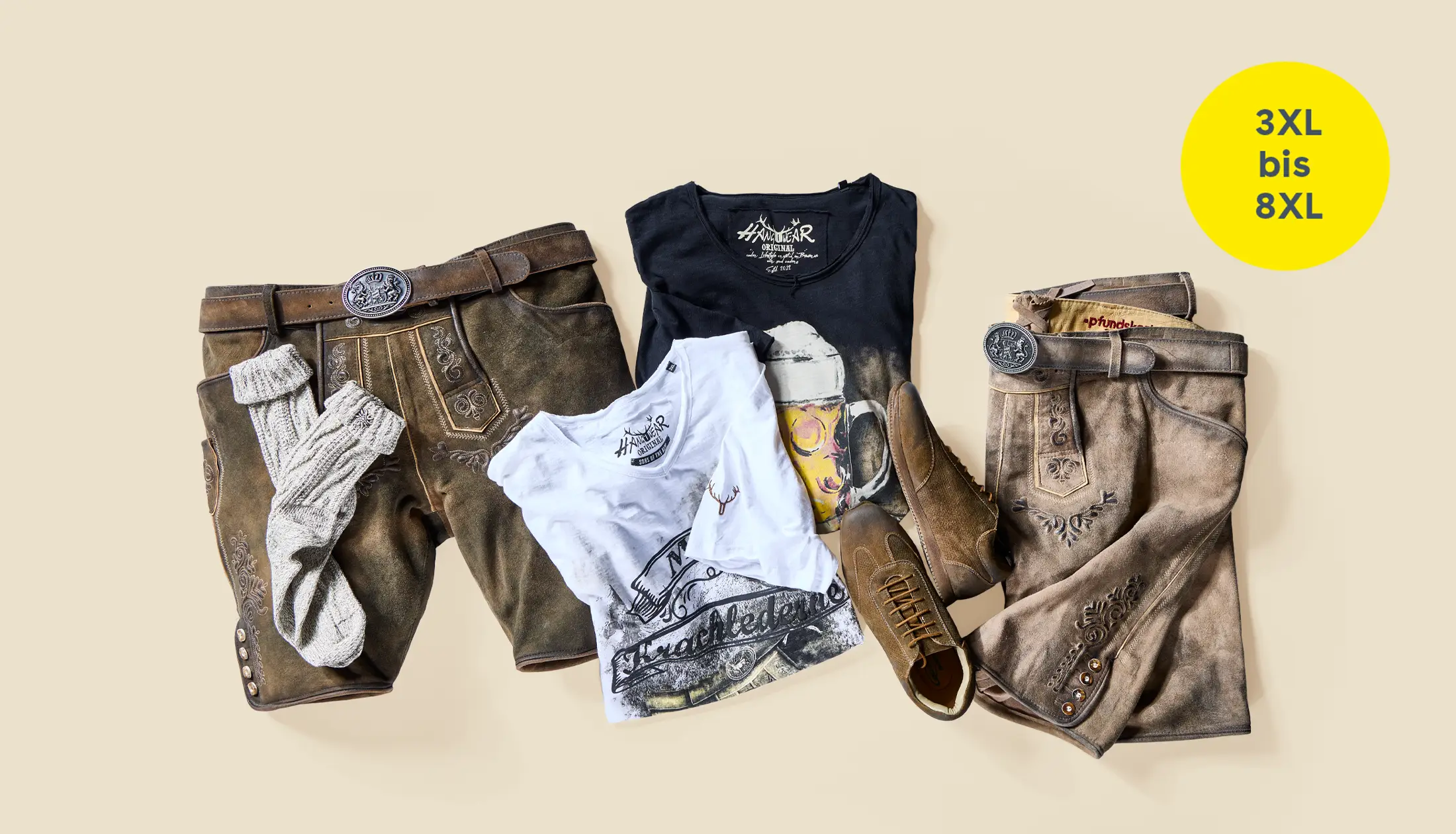 Gelegte Trachtenmode mit Lederhosen, Trachtenshirts, Strümpfen und Schuhen für Herren von 3XL bis 8XL