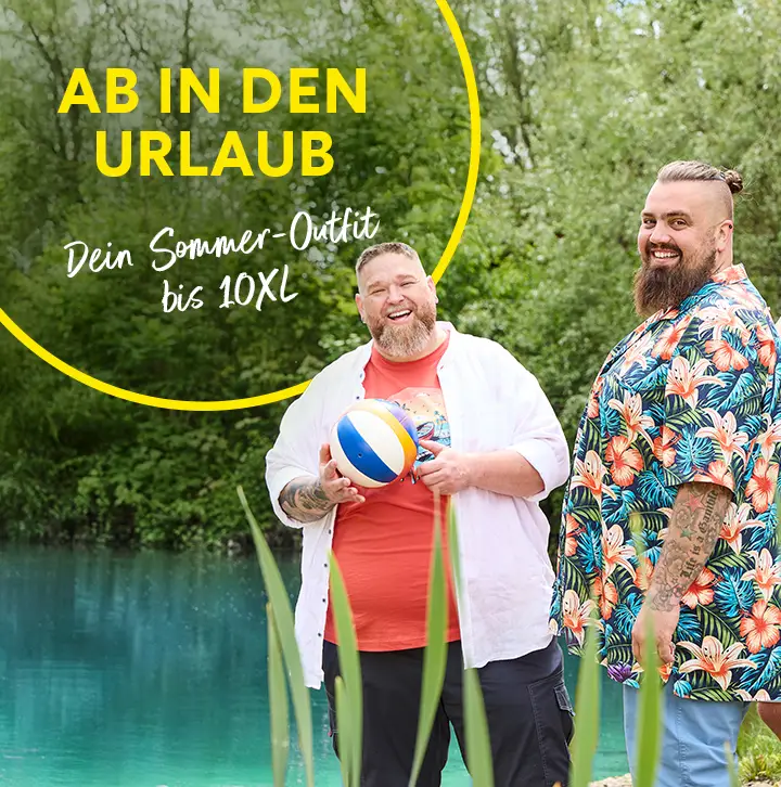 Drei Männer am Wasser mit sommerlicher XXL-Mode und Volleyball – Outfits für große Größen bis 10XL