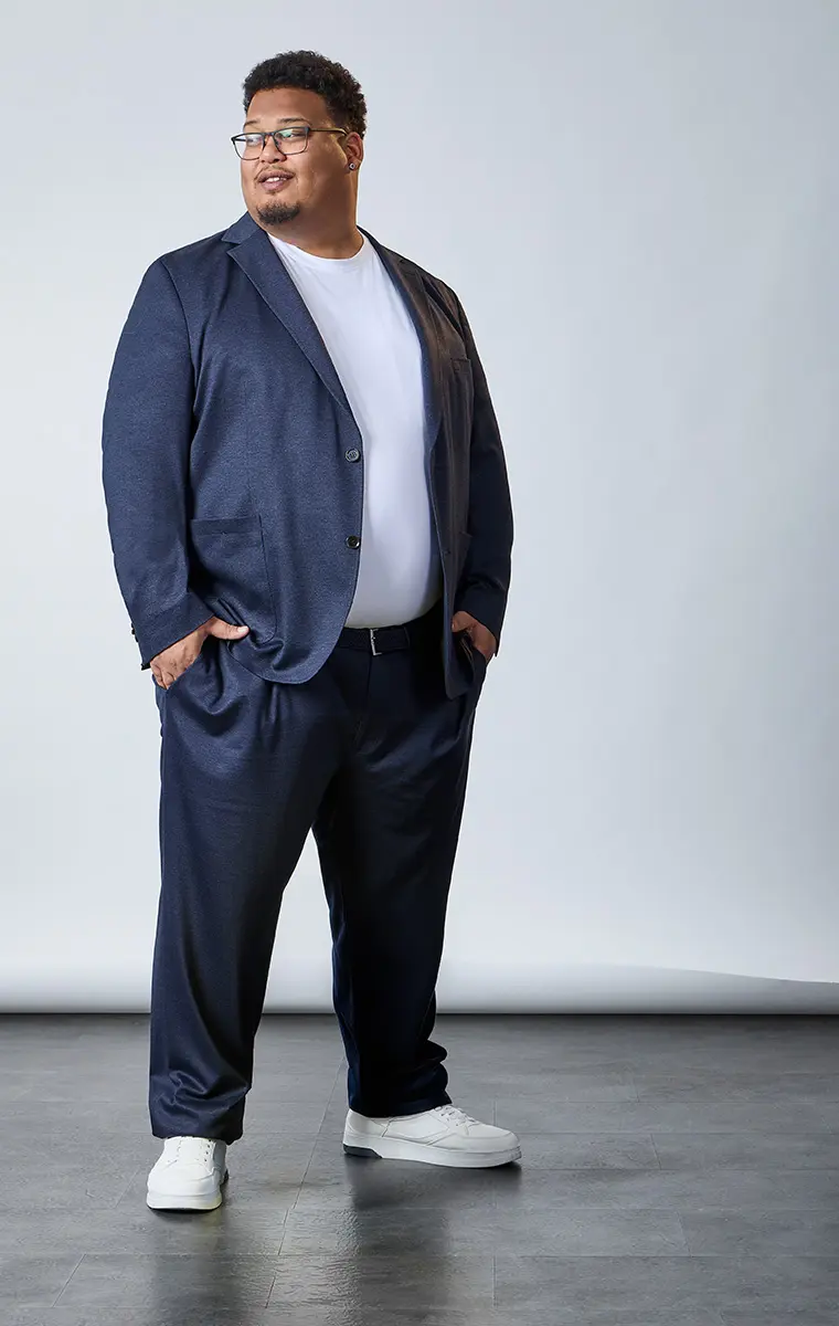 Sportlich eleganter Anzug in großen Größen in Navy mit T-Shirt und Sneakern für moderne Looks