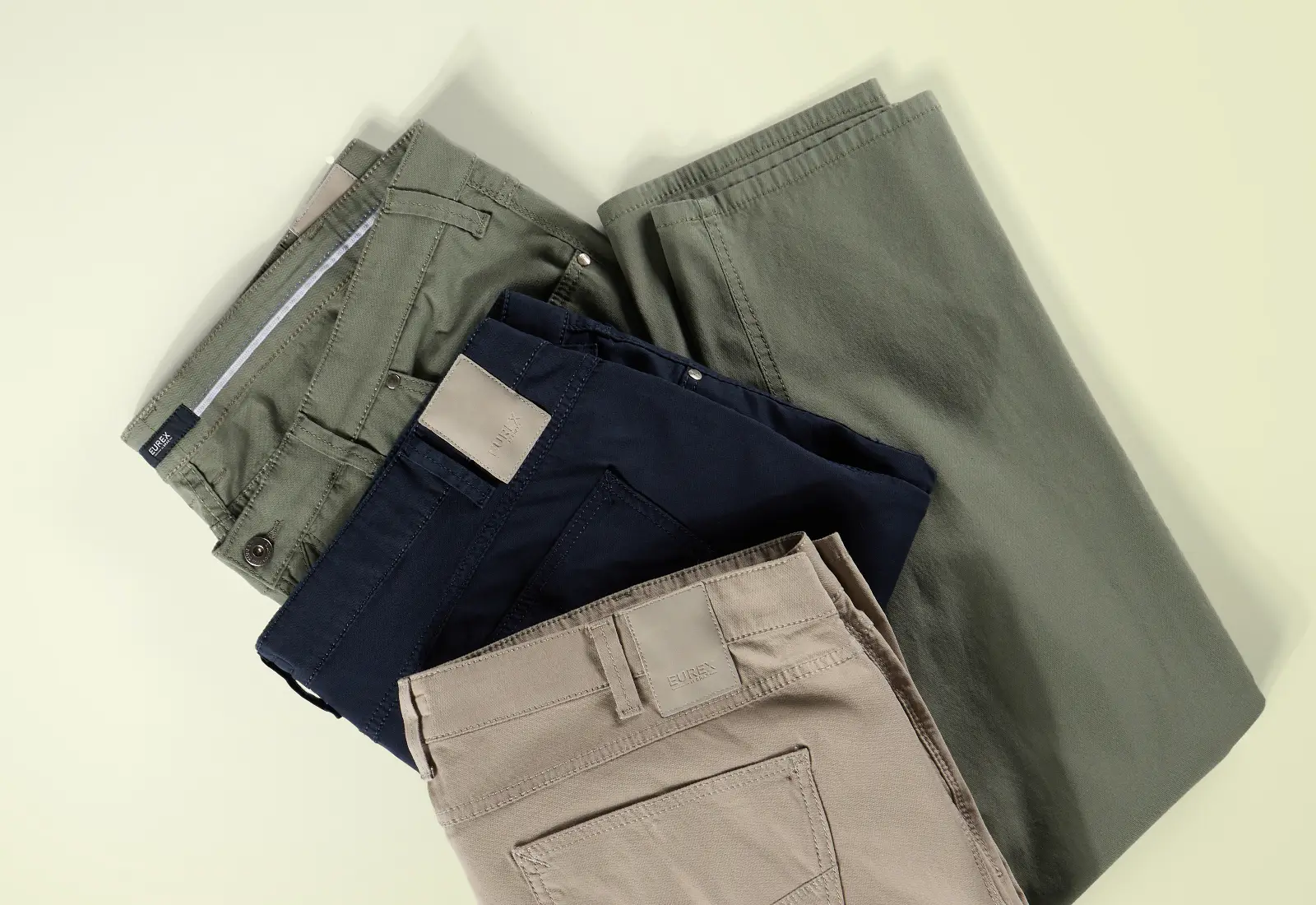 Gefaltete Herren-Hosen in Oliv, Dunkelblau und Beige für starke Männer in großen Größen