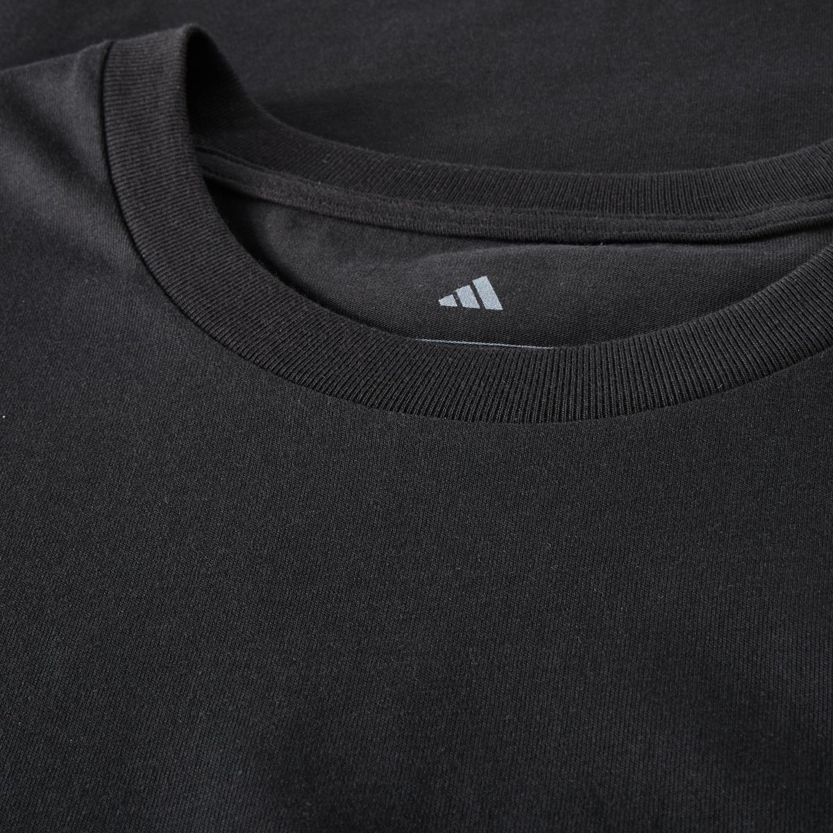 adidas T-Shirt mit Print auf Vorder- und Rückseite schwarz