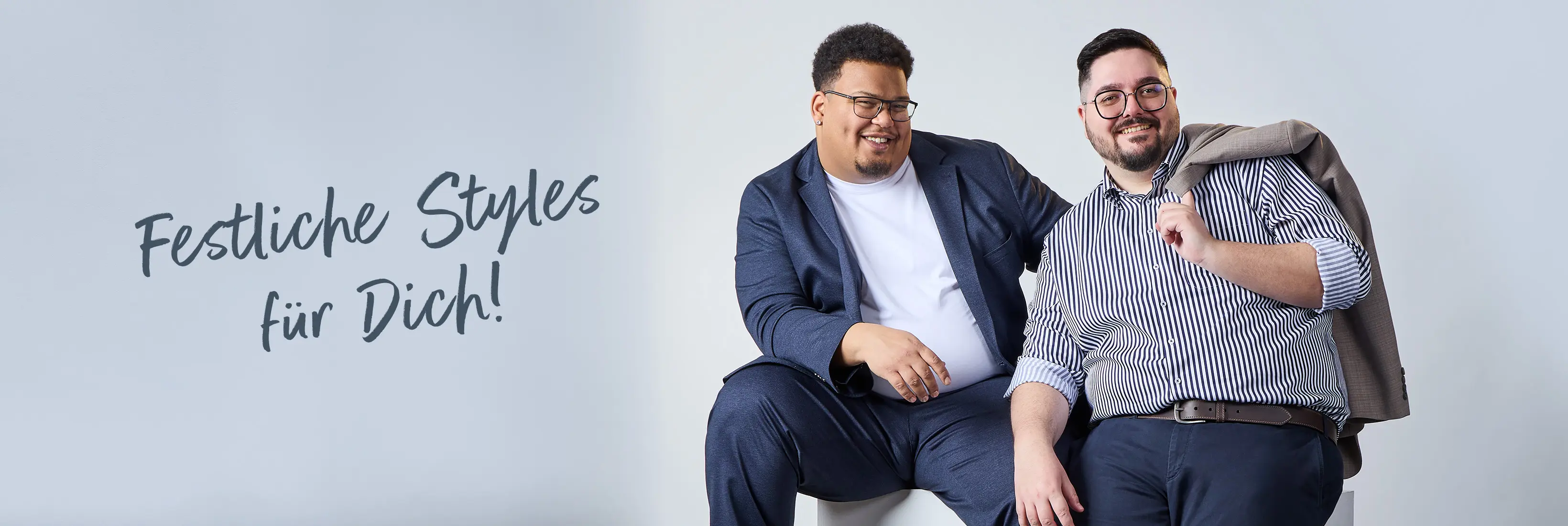 Zwei Männer in großen Größen tragen stilvolle Outfits mit Sakko und Hemd für festliche Momente
